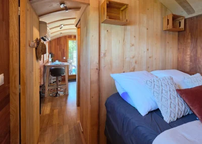 Chambre dans une roulotte avec vue lac - Domaine de la Ferme Para Loù à Sainte Croix du Verdon (04)