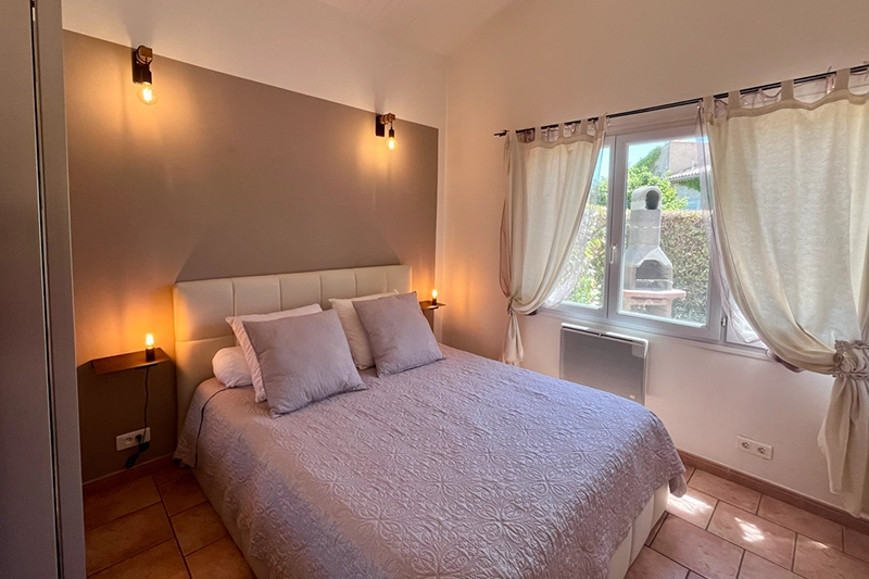 Chambre lit king size - Gîte l'olivier Chambre lit king size - Gîte l'olivier