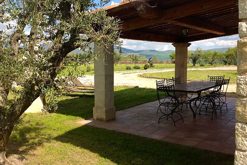 Coin détente intérieur gîte la bergerie Terrasse ombragée - Le gîte l'olivier