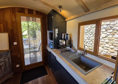 Espace cuisine d'une roulotte avec vue lac - Domaine de la Ferme Para Loù à Sainte Croix du Verdon