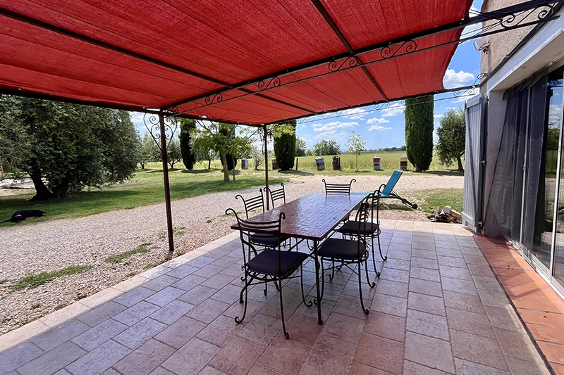 Grande terrasse ombragée - Gîte l'olivier Grande terrasse ombragée - Gîte l'olivier