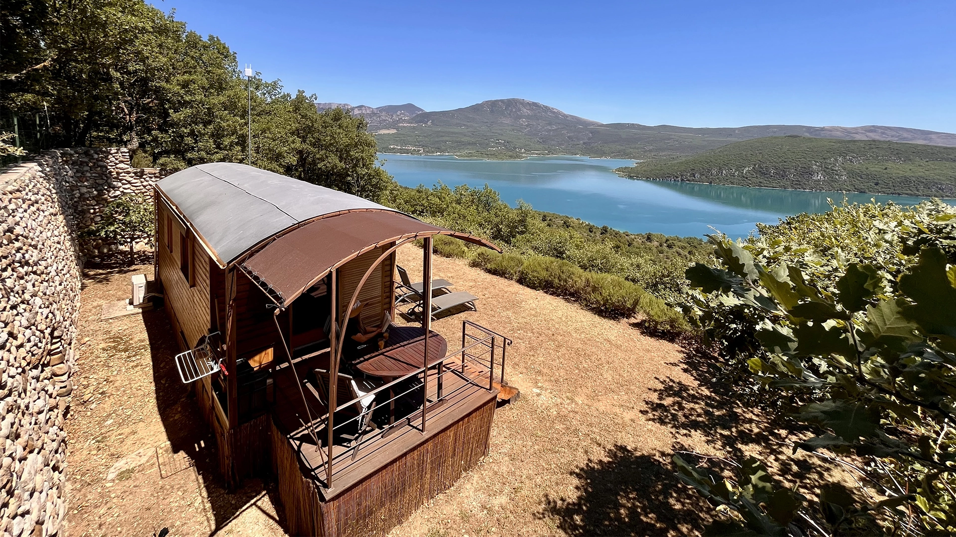 Logement insolite (Roulotte vue lac) - Domaine de la Ferme Para Loù à Sainte Croix du Verdon Logement insolite (Roulotte vue lac) - Domaine de la Ferme Para Loù à Sainte Croix du Verdon