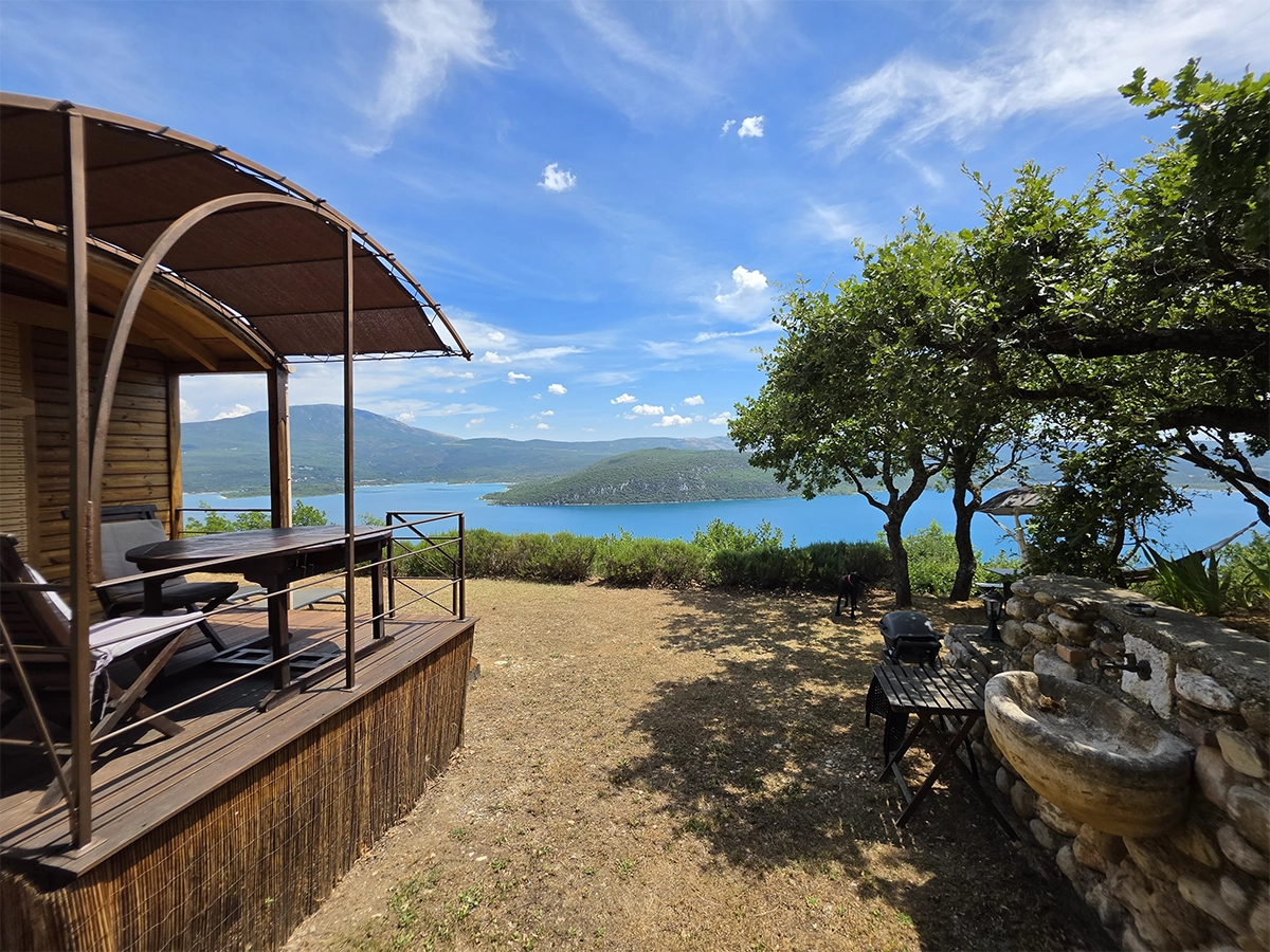 Logement insolite, roulotte avec vue sur le Lac de Sainte Croix du Verdon au Domaine de la Ferme Para Loù Logement insolite, roulotte avec vue sur le Lac de Sainte Croix du Verdon au Domaine de la Ferme Para Loù
