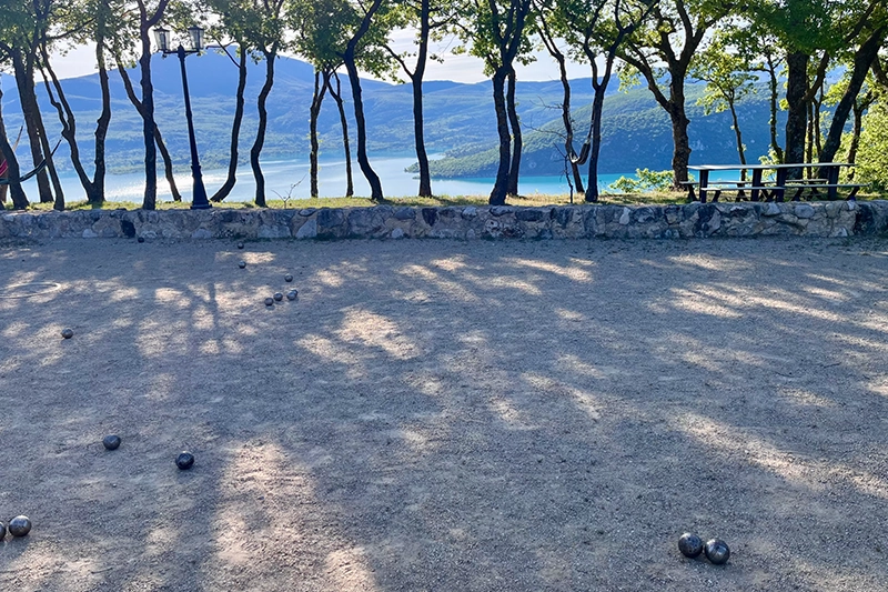 Parties de pétanques au calme avec vue sur le lac - Domaine la ferme Para Lou Parties de pétanques au calme avec vue sur le lac - Domaine la ferme Para Lou