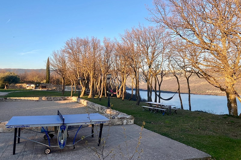 Parties de ping pong avec vue sur le lac de Sainte-Croix-du-Verdon Parties de ping pong avec vue sur le lac de Sainte-Croix-du-Verdon