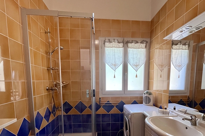 Salle d'eau - Gîte l'olivier Salle d'eau - Gîte l'olivier