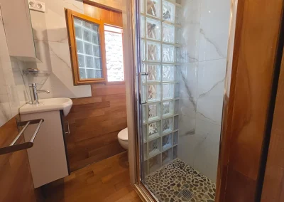 Salle d'eau dans une roulotte avec vue lac - Domaine de la Ferme Para Loù à Sainte Croix du Verdon