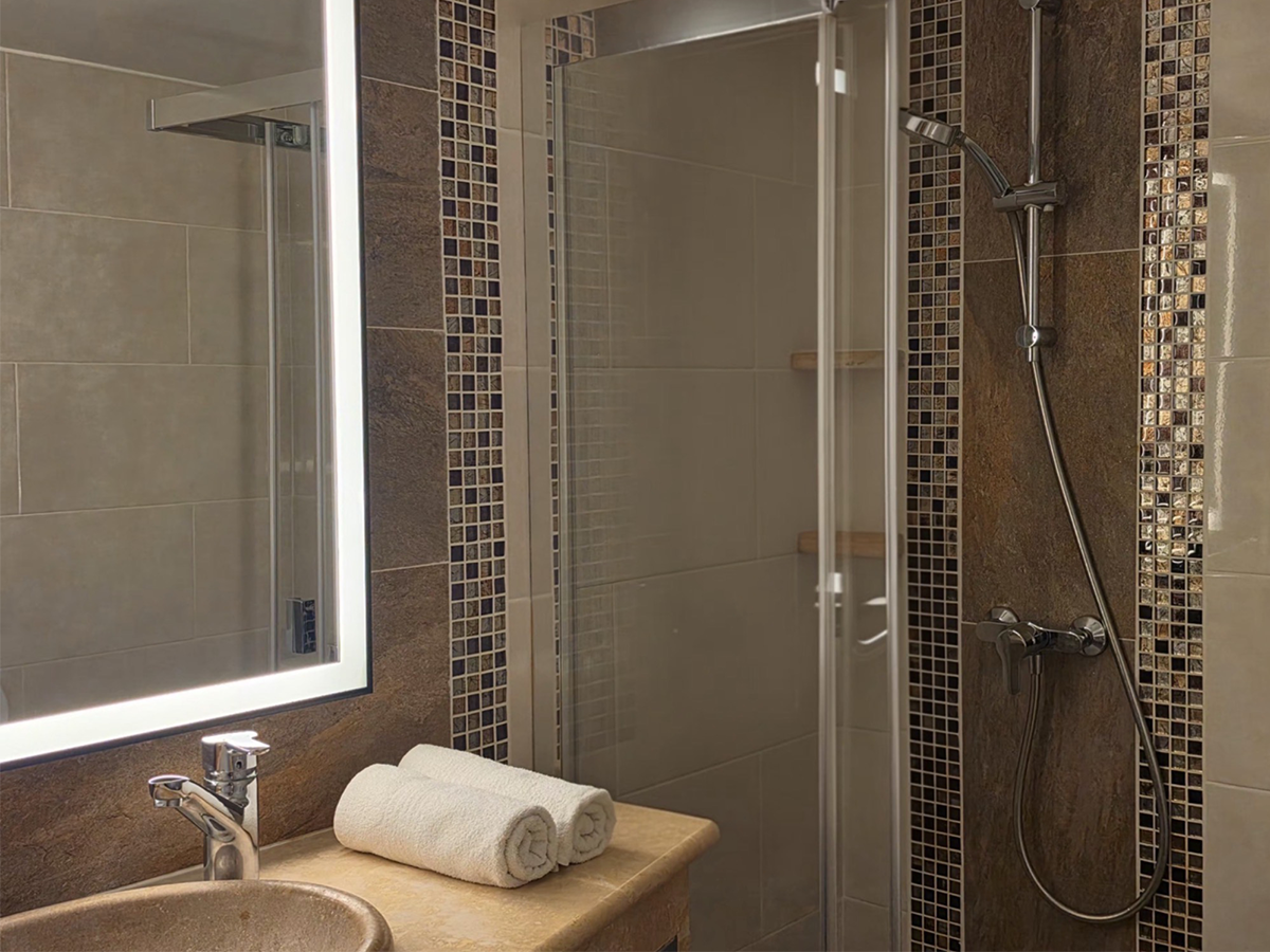 Salle d'eau de la chambre d'hôtes Lavande - Domaine de la Ferme Para Loù à Sainte-Croix-du-Verdon (2) Salle d'eau de la chambre d'hôtes Lavande - Domaine de la Ferme Para Loù à Sainte-Croix-du-Verdon (2)