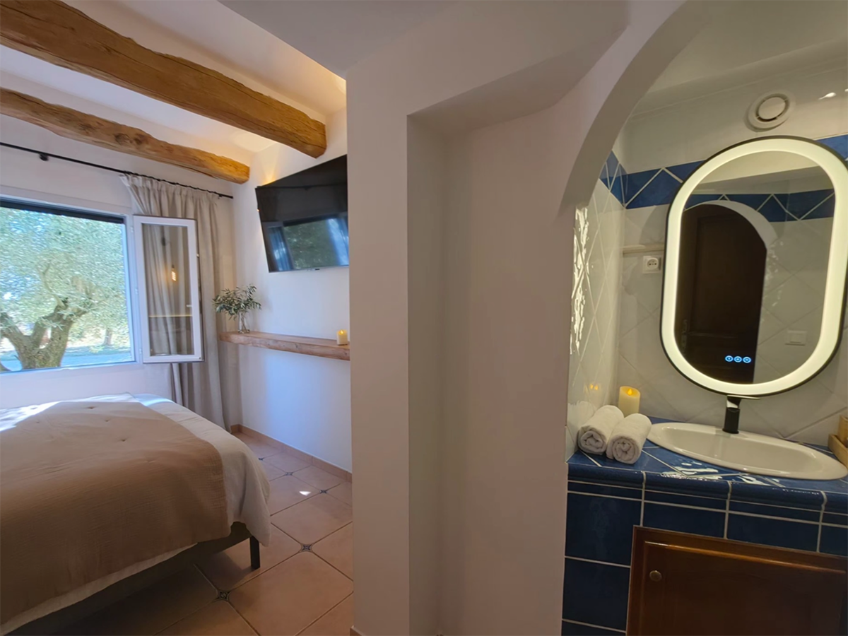 Salle d'eau de la chambre d'hôtes Tournesol - Domaine de la Ferme Para Loù à Sainte-Croix-du-Verdon (2) Salle d'eau de la chambre d'hôtes Tournesol - Domaine de la Ferme Para Loù à Sainte-Croix-du-Verdon (2)
