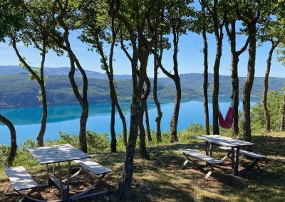 Tables de pique-nique avec vue panoramique sur le lac de Sainte Croix du Verdon - Domaine de la Ferme Para Loù
