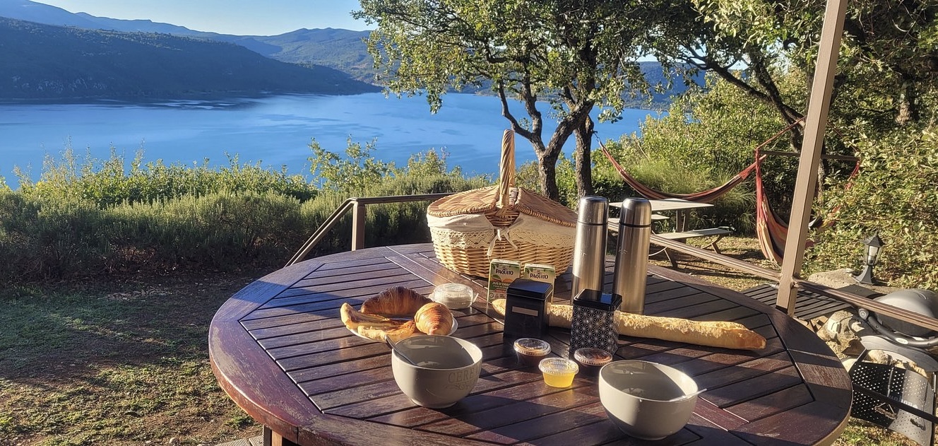 Petit déjeuner avec nuit en Roulotte de charme avec vue sur le lac de Sainte Croix du Verdon - Domaine de la Ferme Para Loù Petit déjeuner avec nuit en Roulotte de charme avec vue sur le lac de Sainte Croix du Verdon - Domaine de la Ferme Para Loù